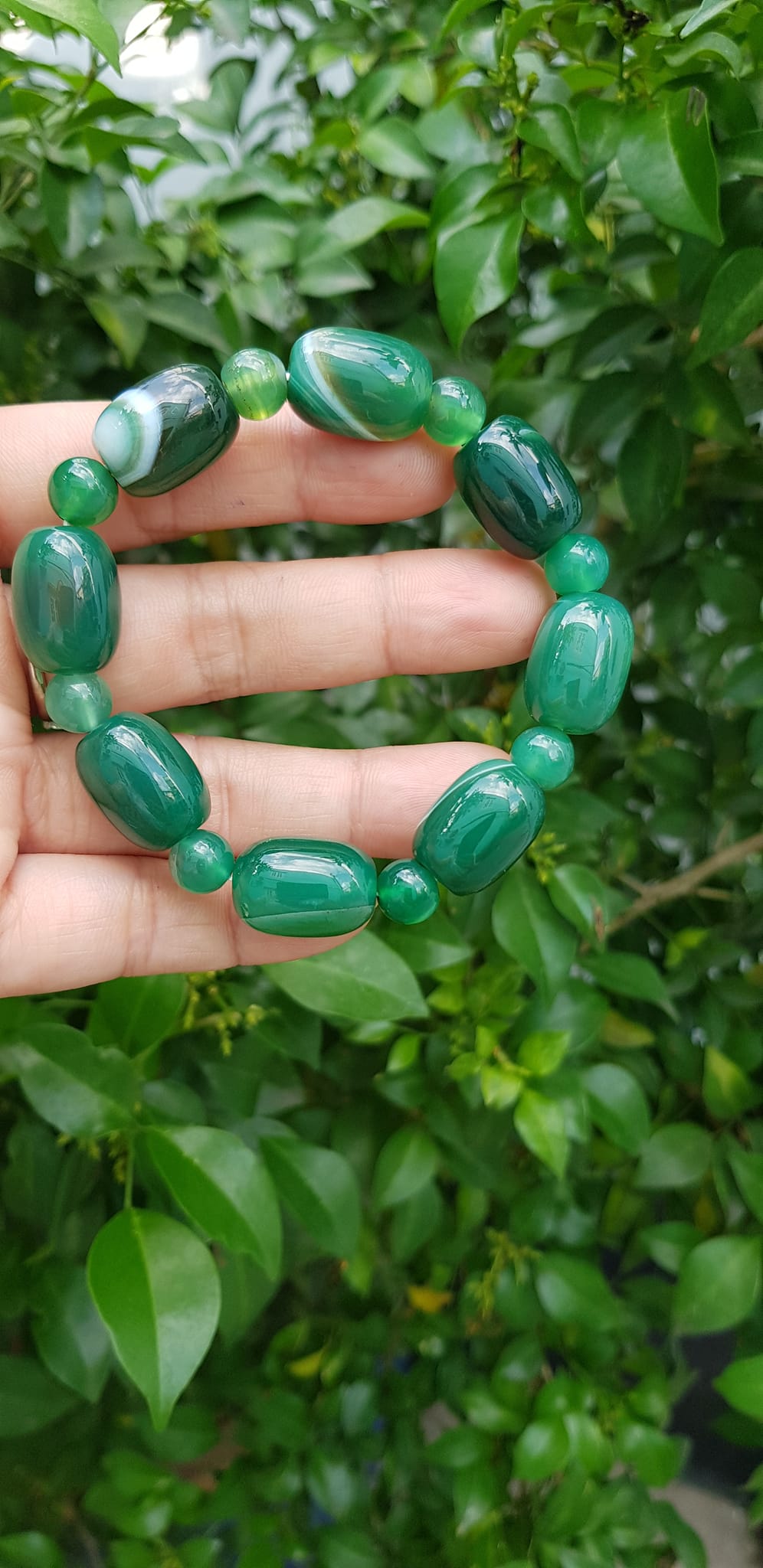 Vòng tay nữ đá mã não xanh cánh sen đậm phối kiểu hạt thống hạt tròn Size hạt 13mm Màu xanh cánh sen đậm vân tự nhiên rẻ xinh đẹp ạ