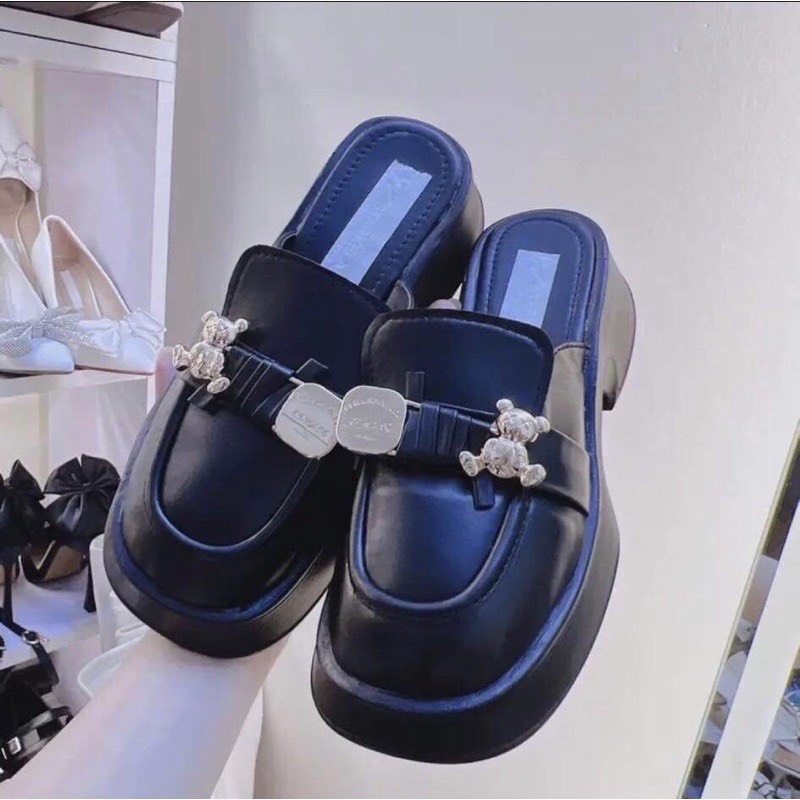 Giày sục nữ 5 phân đế xuồng đính gấu đá sang chảnh.