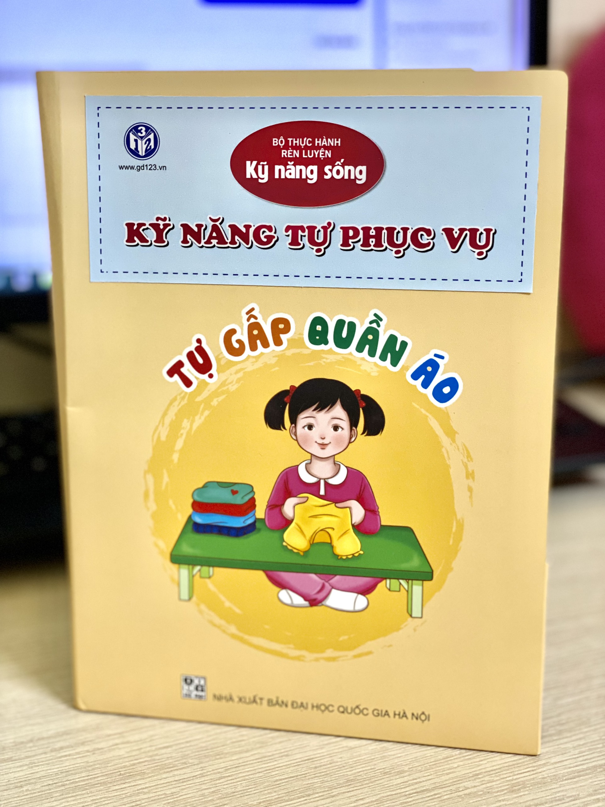 Bộ thực hành Rèn luyện kĩ năng sống: Tự gấp quần áo