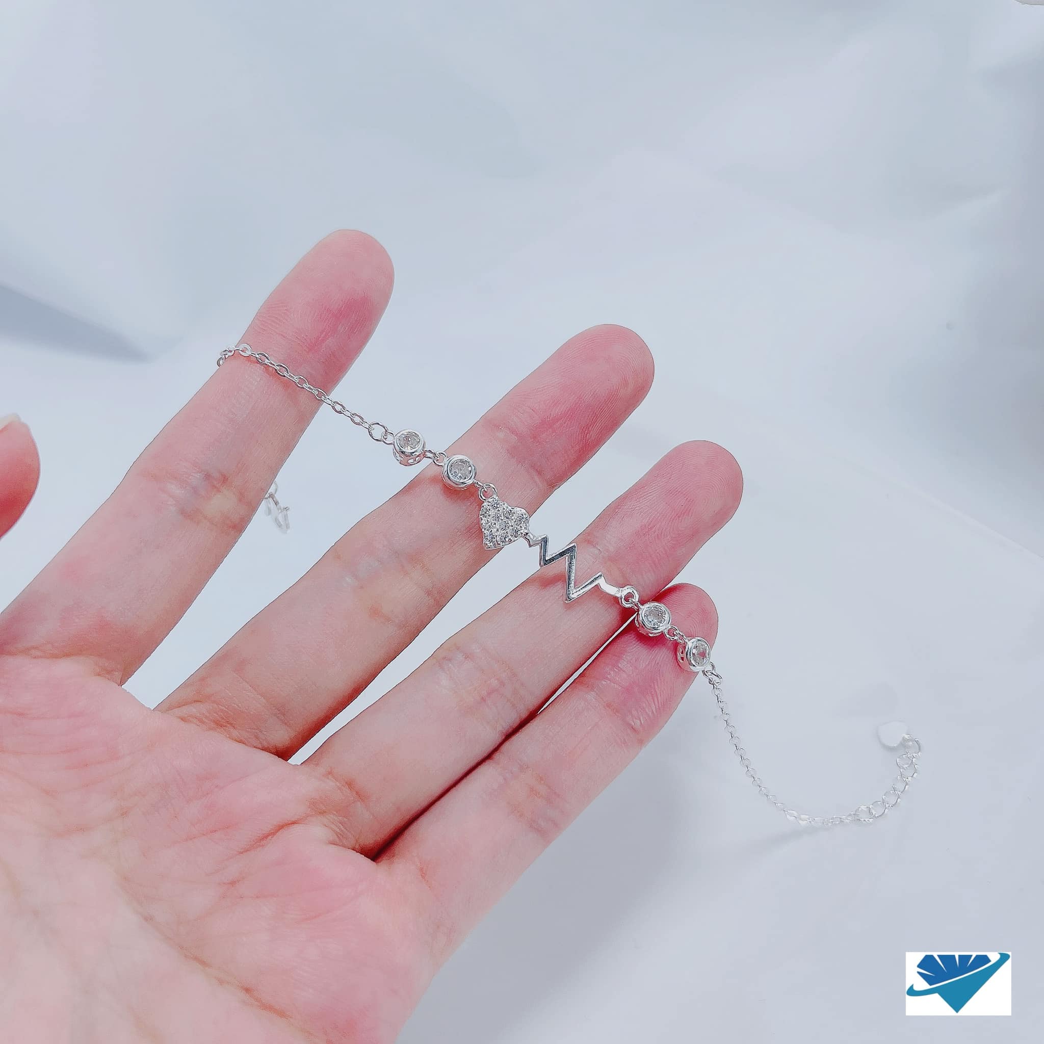 Lắc tay nữ hình nhịp tim chất liệu bạc MS75a