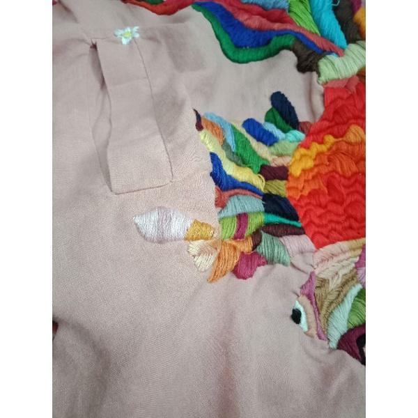 Đầm họa tiết thêu tay