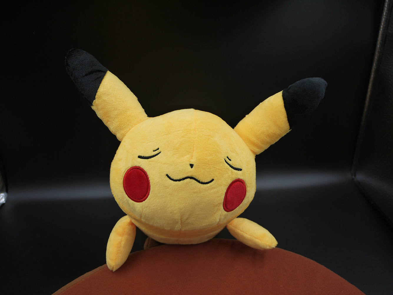 Gấu Bông/ Thú Nhồi Bông Pokemon PIKACHU Nằm 38 cm (Tặng kèm móc khóa da bò thật màu ngẫu nhiên) BA00149