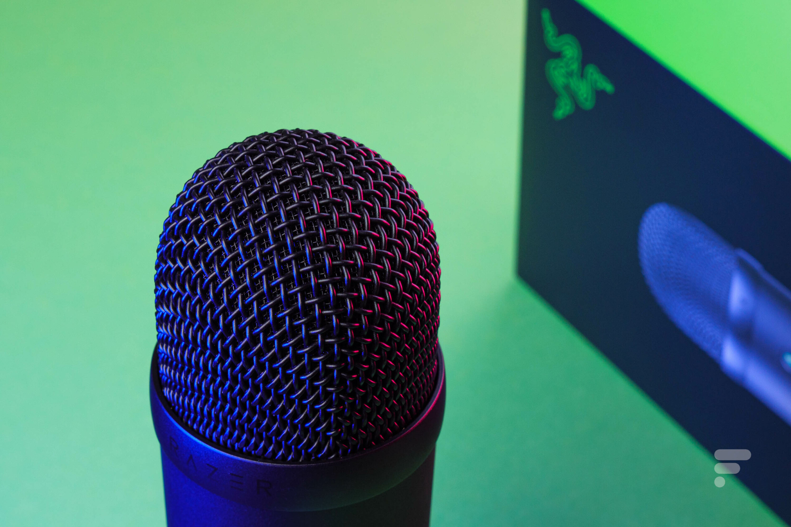 Thiết bị thu âm Razer Seiren V2 X-USB Microphone for Streamers_Hàng chính hãng