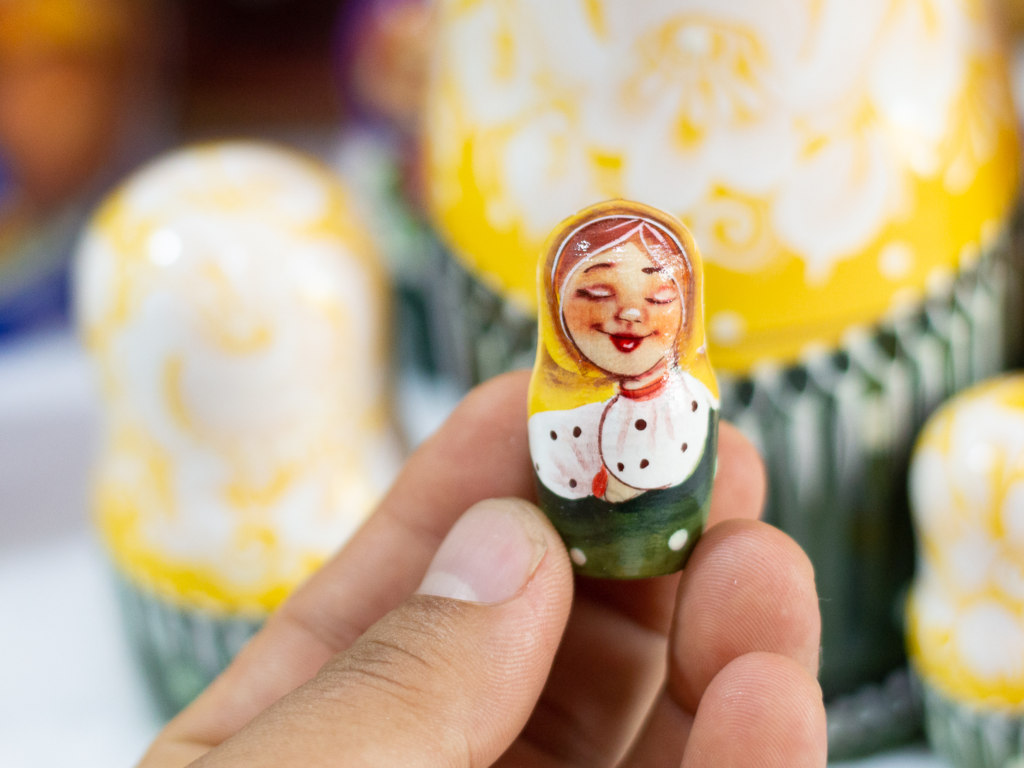 BỘ BÚP BÊ NGA MATRYOSHKA 5 LỚP 18CM HOA VĂN "MISA ÔM HOA VÀNG" RẤT ĐẸP VÀ DỄ THƯƠNG