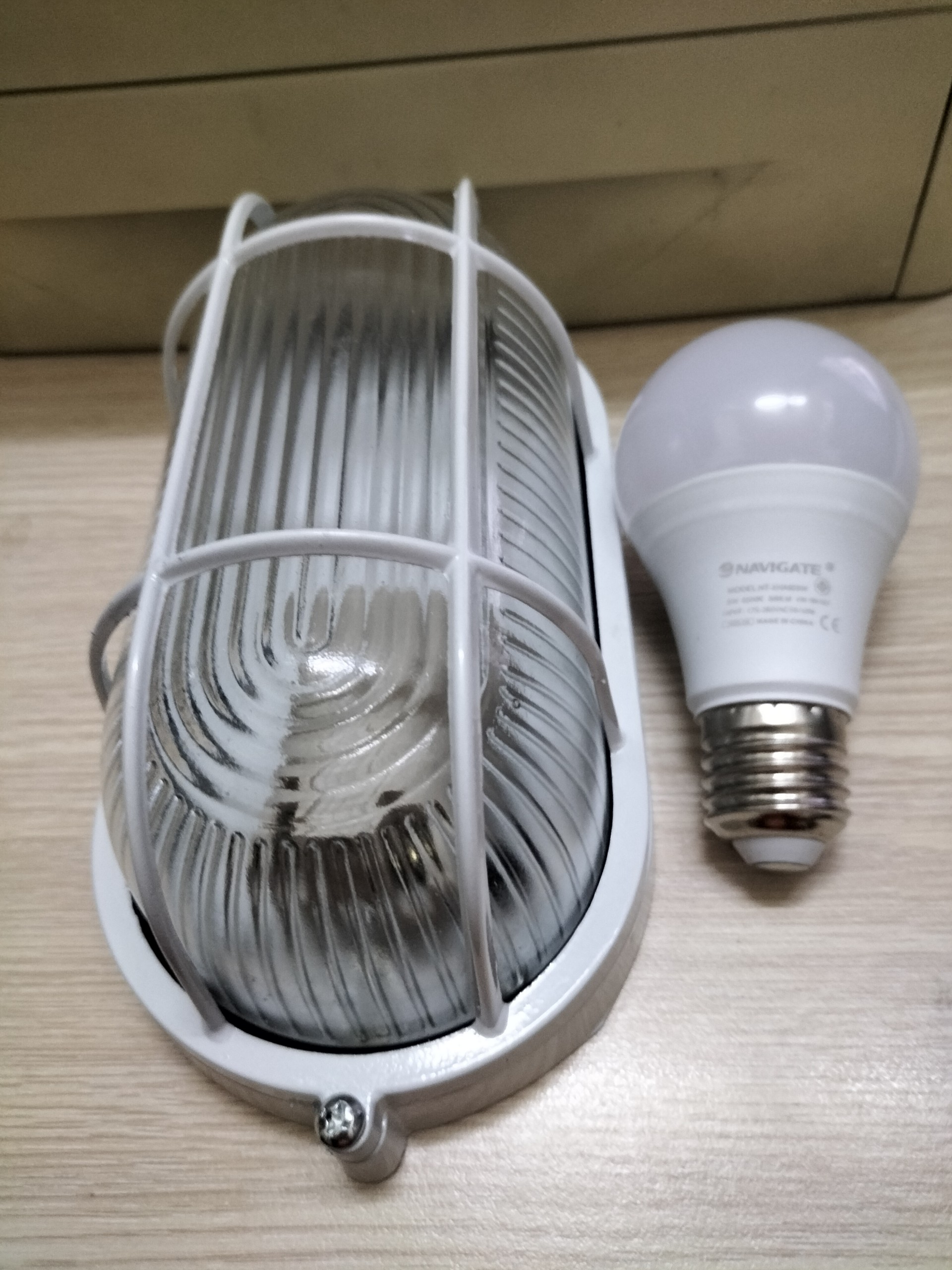 Combo đèn ốp trần oval chống thấm nước bằng nhôm đúc + bóng LED đui E27 220V 9W , dùng cho kho lạnh, tàu thuyền