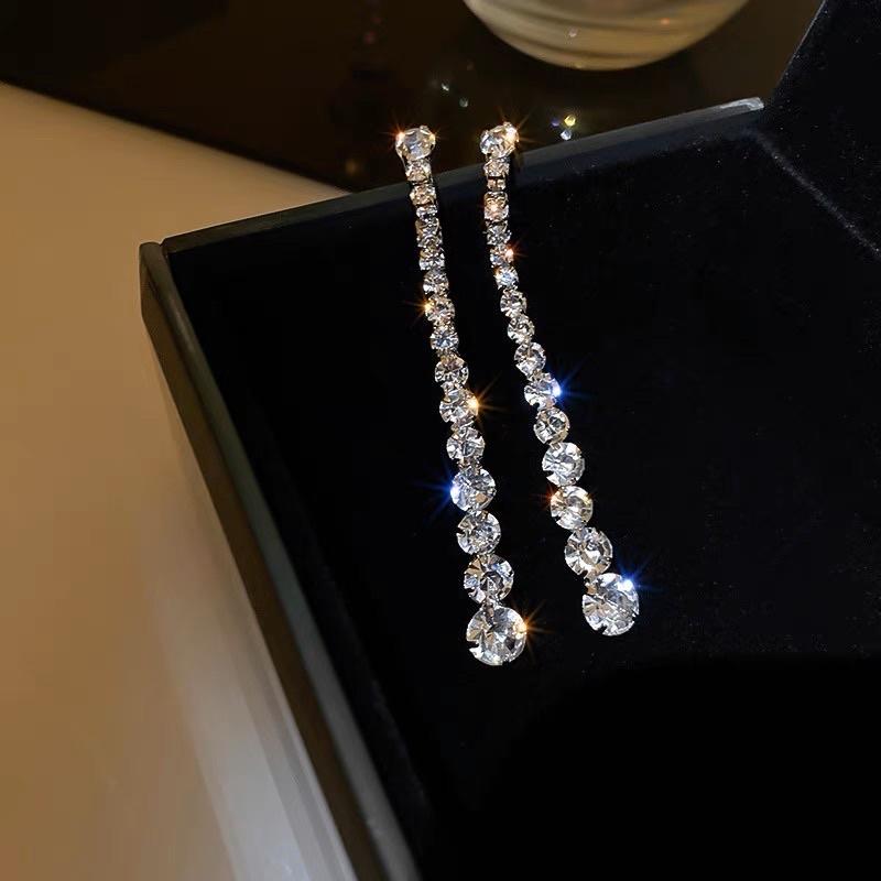 Hoa tai dáng dài đính hạt phong cách thanh lịch - Arora boutique