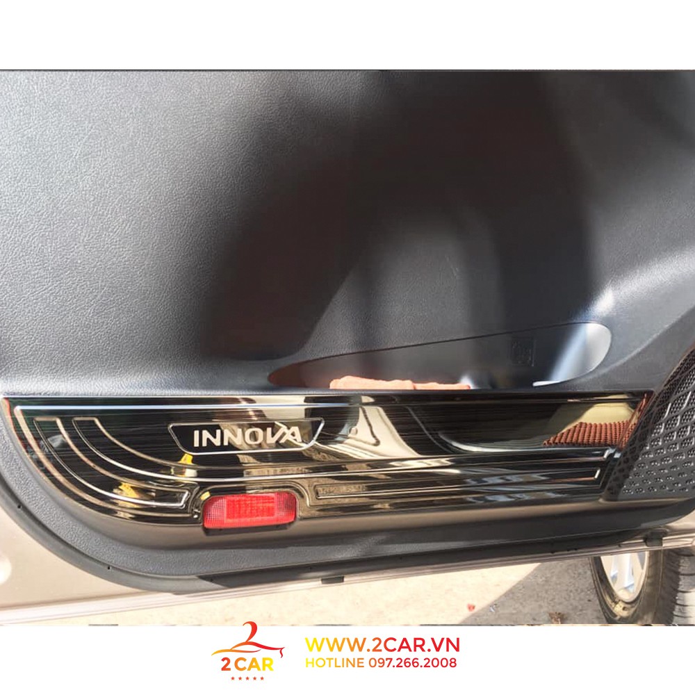 Ốp tapli cánh cửa, màng loa xe Toyota Innova 2017 - 2022 titan cao cấp