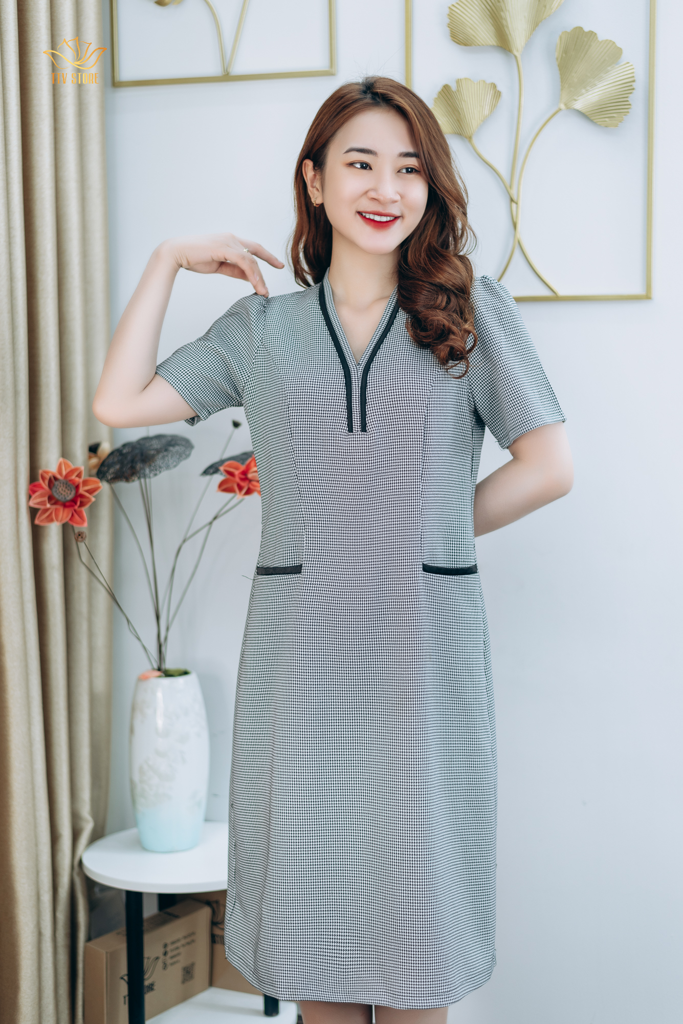 Đầm suông thiết kế trung nên cao cấp sang trọng Cổ tim phối viền màu Caro trắng TTV STORE TTV1278