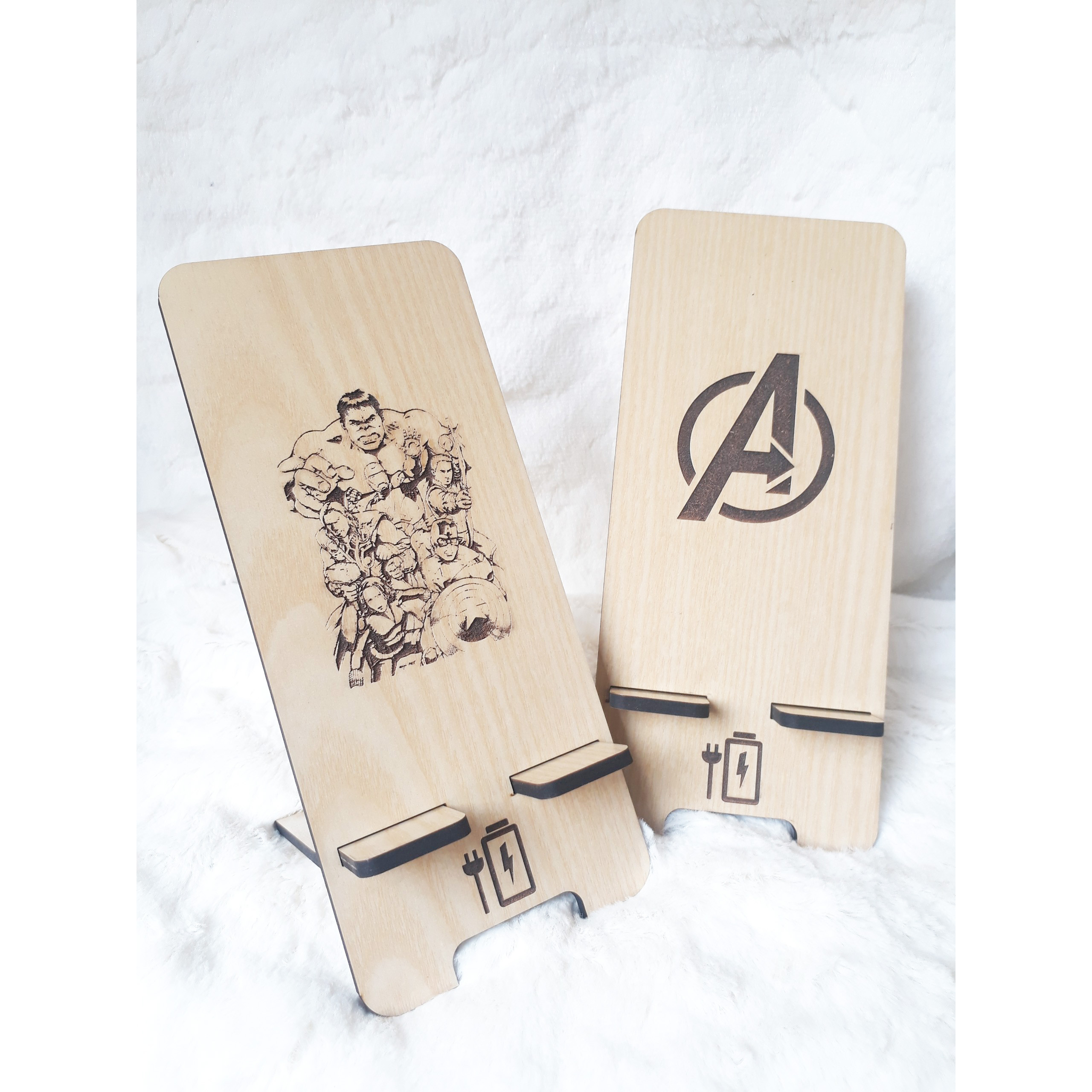 Combo 2 cái đế để điện thoại khắc laser hình biệt đội siêu anh hùng avenger độc đáo nhỏ gọn thích hợp cho tất cả các dòng diện thoại, ipad