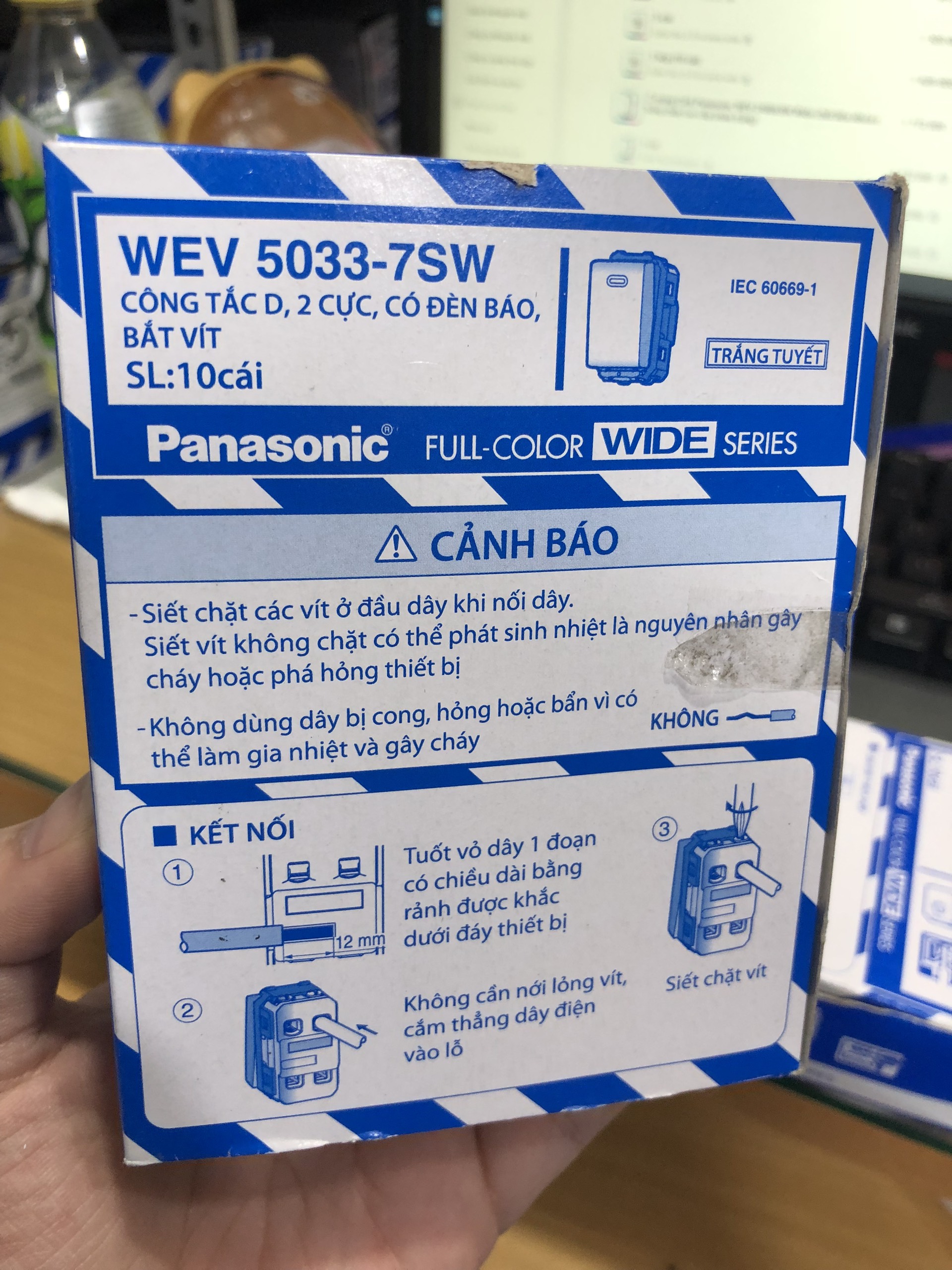 Công tắc D Panasonic WEV-5033-7SW (2 cực) dòng Wide có đèn báo - Hàng chính hãng