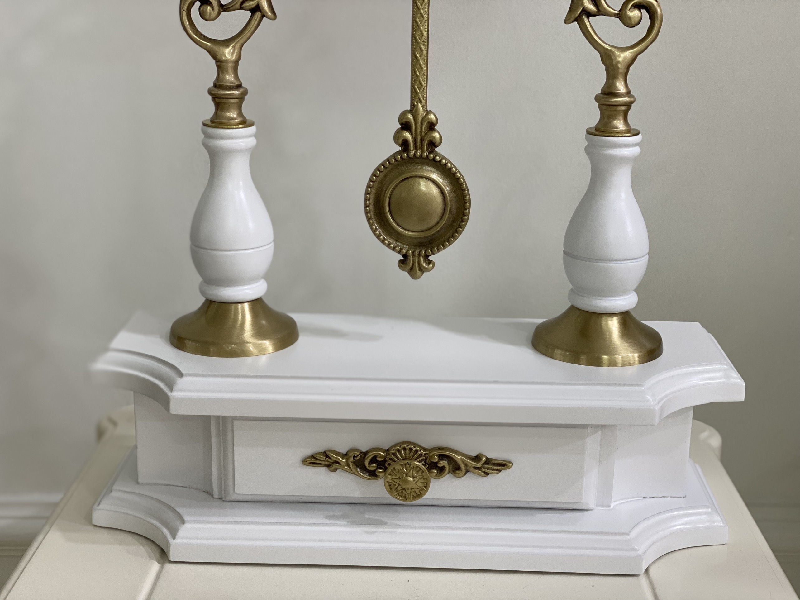 Đồng hồ để bàn TÂN CỔ ĐIỂN quả lắc thiết kế hợp kim mạ đồng và gỗ sồi mềm mại - DH36