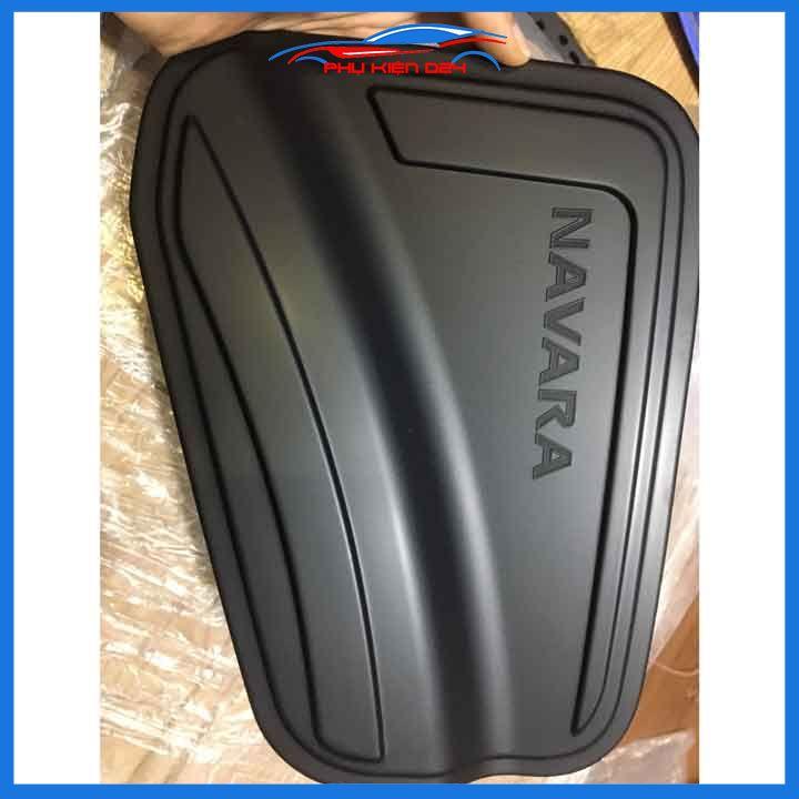 Ốp nắp xăng Navara 2022-2023 nhựa đen bảo vệ chống trầy trang trí ô tô