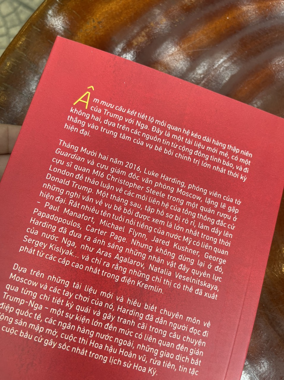 ÂM MƯU CÂU KẾT - CHÍNH TRỊ HOA KỲ BỊ THAO TÚNG TỪ BÊN NGOÀI NHƯ THẾ NÀO ? - Luke Harding - Trần Trọng Hải Minh dịch – Nhã Nam – bìa mềm