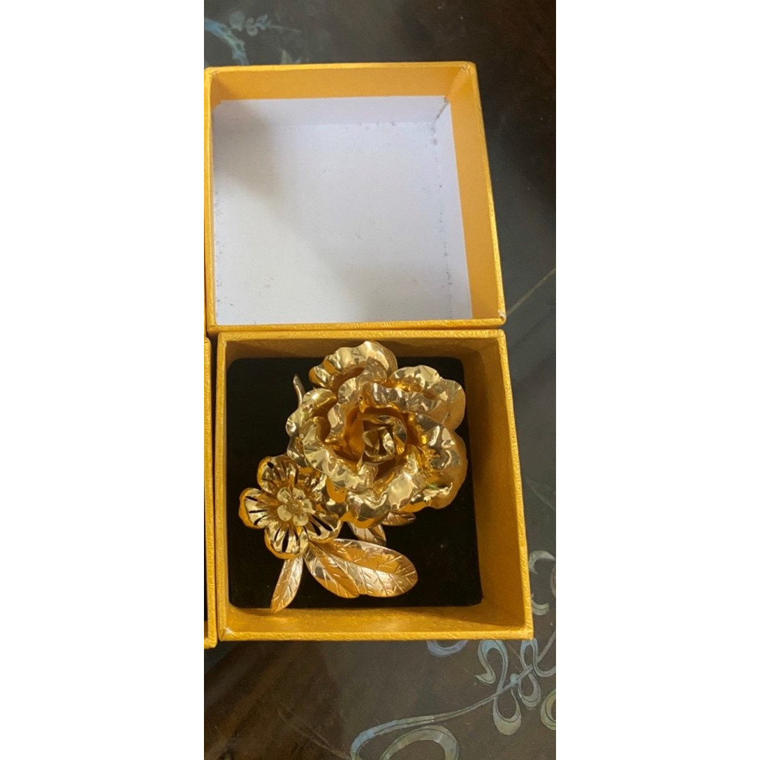 Hoa hồng cài áo mạ vàng 24k