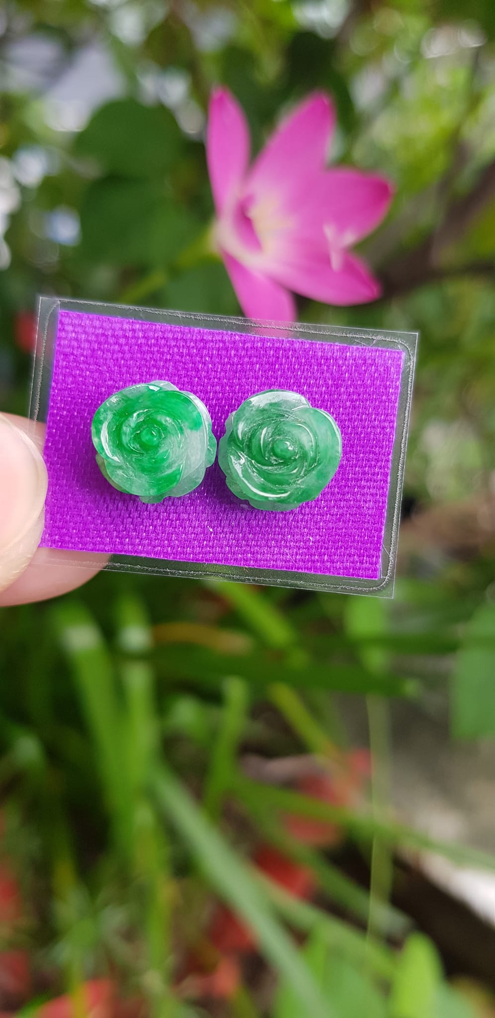 Đôi bông tai nữ mới bông hồng nổi đẹp size đk 10mm x cao 5mm đá cẩm thạch xanh tự nhiên lý tươi xíu trắng nhẹ rất xinh các Chị em về bọc vàng lên đeo đẹp sang tai lắm nhé