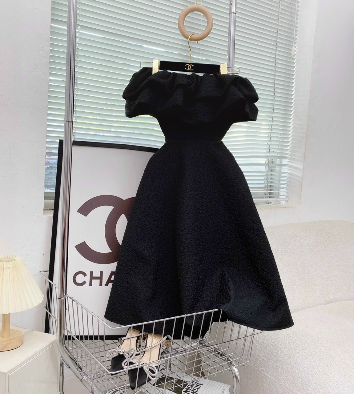 Đầm midi bẹt vai phồng chất xốp sang trọng