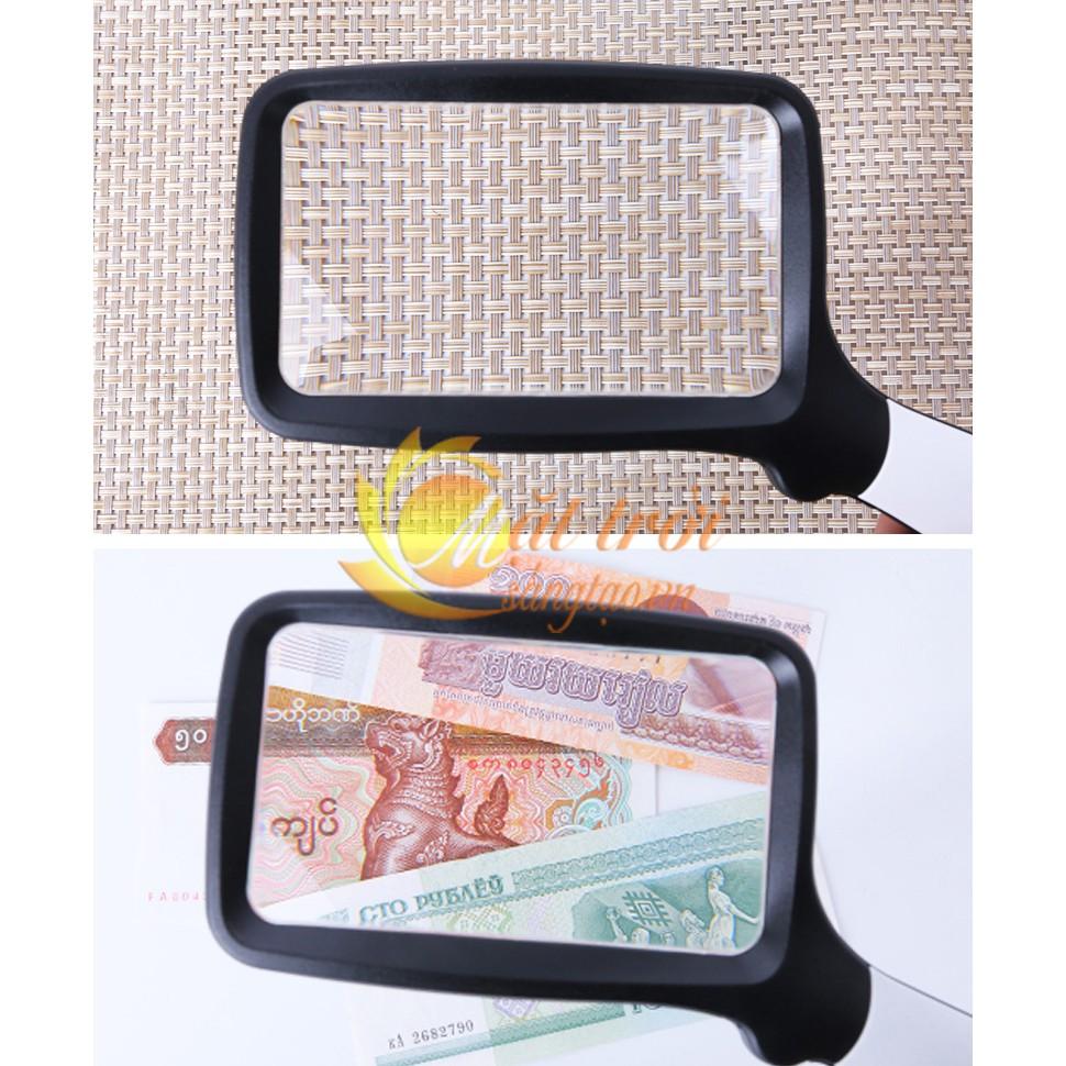 Kính lúp đọc sách báo cầm tay có đèn chiếu sáng