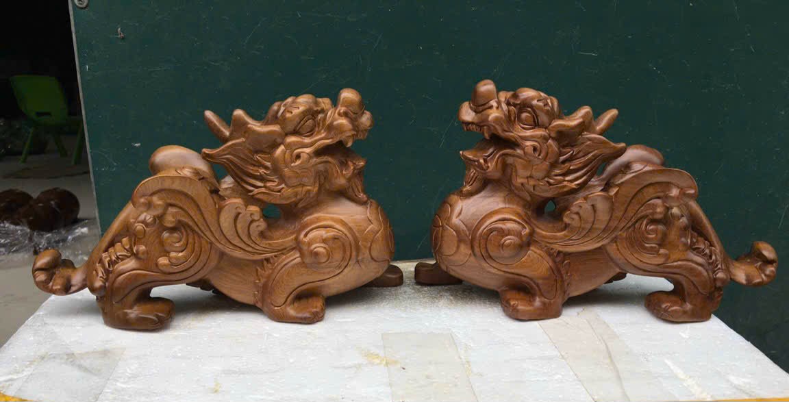 Cặp tỳ hưu phong thủy cầu tài lộc gỗ huyết long 20x12x9cm