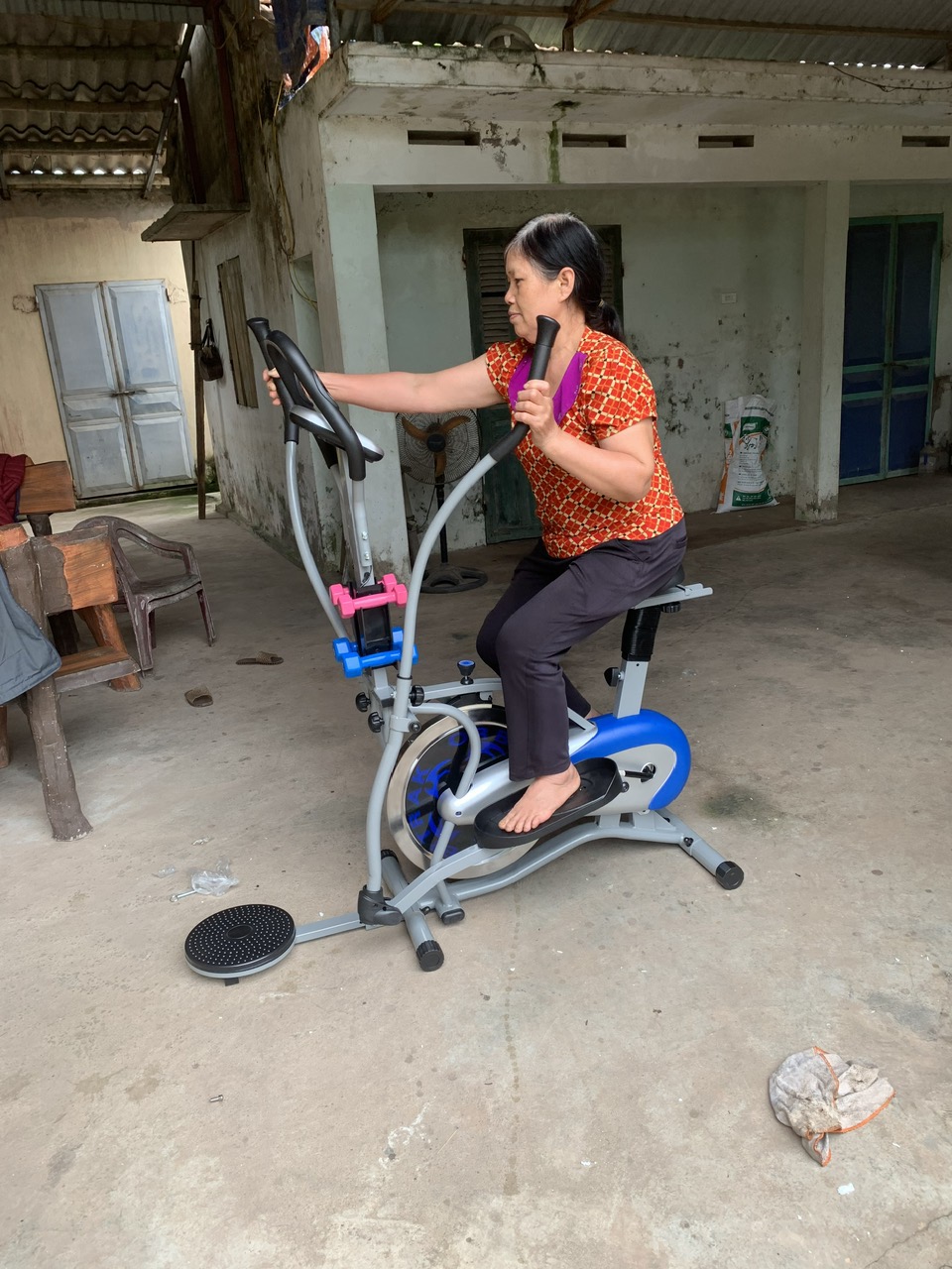 Xe đạp trong nhà liên hoàn tay chân 2085 ( tặng kèm 4 quả tạ tay và đĩa xoay eo), bánh đà 7kg chịu tải trọng 120kg an toàn cho gia đình sử dụng
