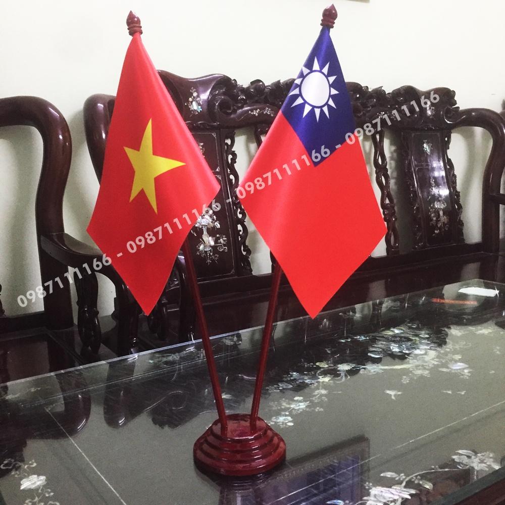 Cờ Để Bàn Đế gỗ Cắm 2 cờ Việt Nam - Đài Loan In Kỹ Thuật Số 3D Vải Phi Bóng