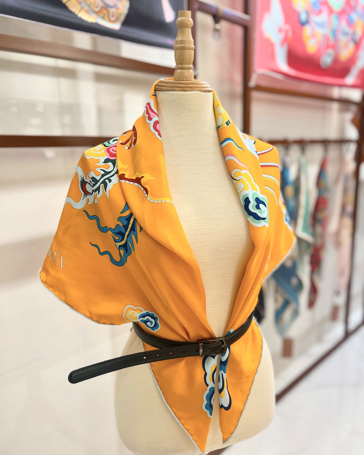 Khăn lụa tơ tằm vuông cuốn biên thủ công Phượng 90x90cm