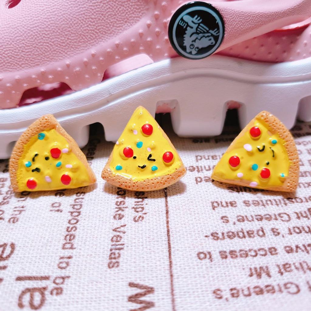 Sticker dán dép cross / nút gắn hkdesign mẫu bánh pizza tam giác