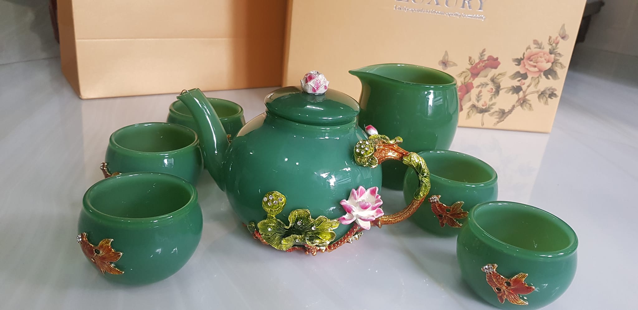 Bộ Bình Trà Chạm hoa kiểu rất đẹp đá mã não xanh ngọc tươi đậm đẹp anh chị để phòng khách, công ty, quà biếu tặng Sếp tặng tặng tân gia người thân ý nghĩa ạ