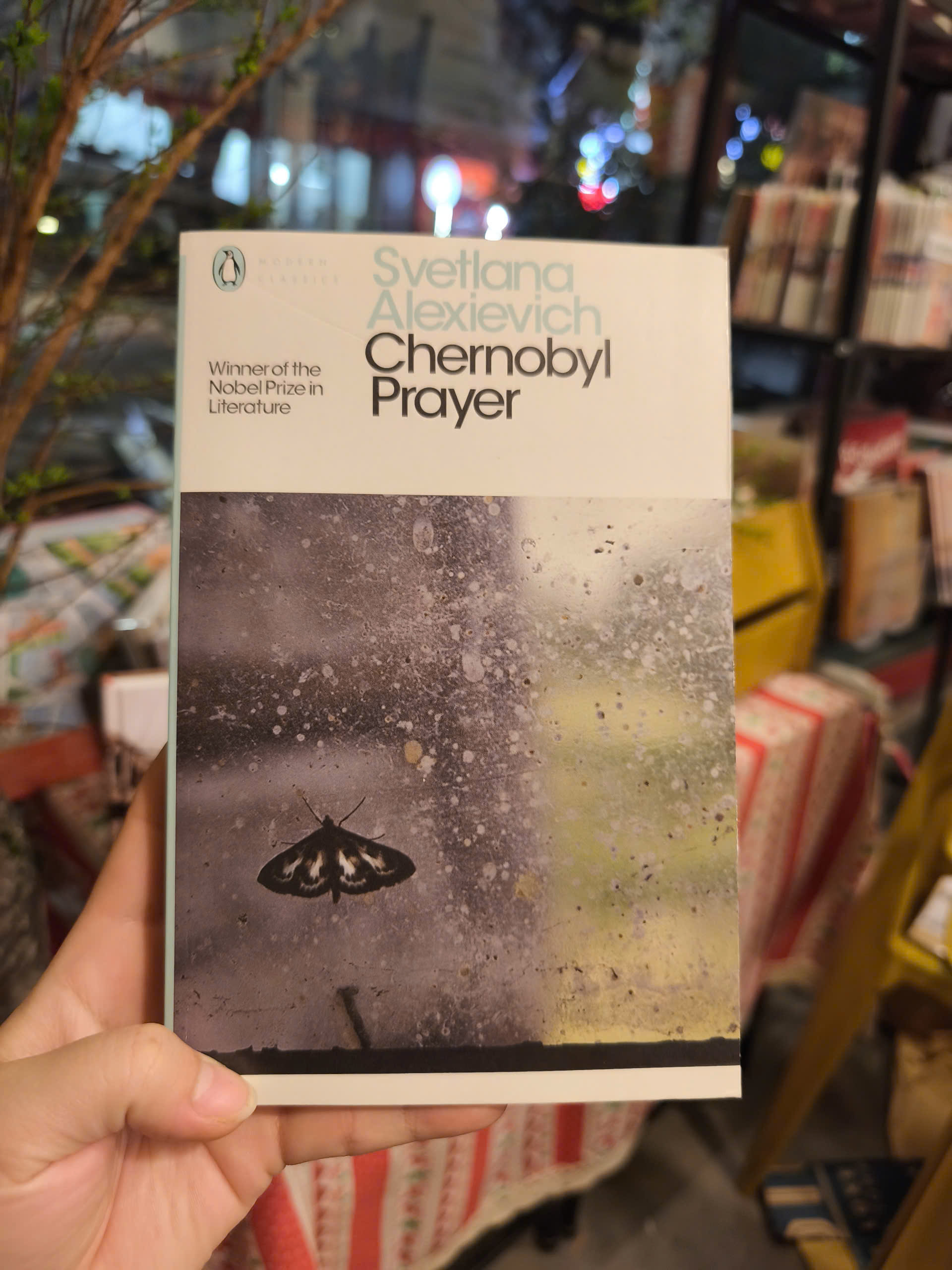Sách - Chernobyl Prayer by Svetlana Alexievich - Penguin Modern Classics - Sách Ngoại Văn