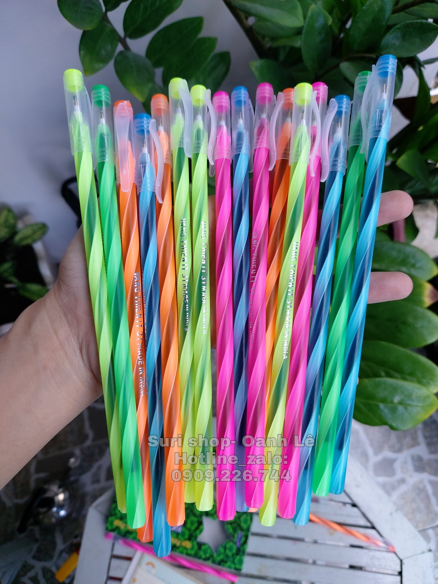 Hộp 20 bút bi mực xanh xoắn dài Gstar ( mẫu xoắn giao ngẫu nhiên )