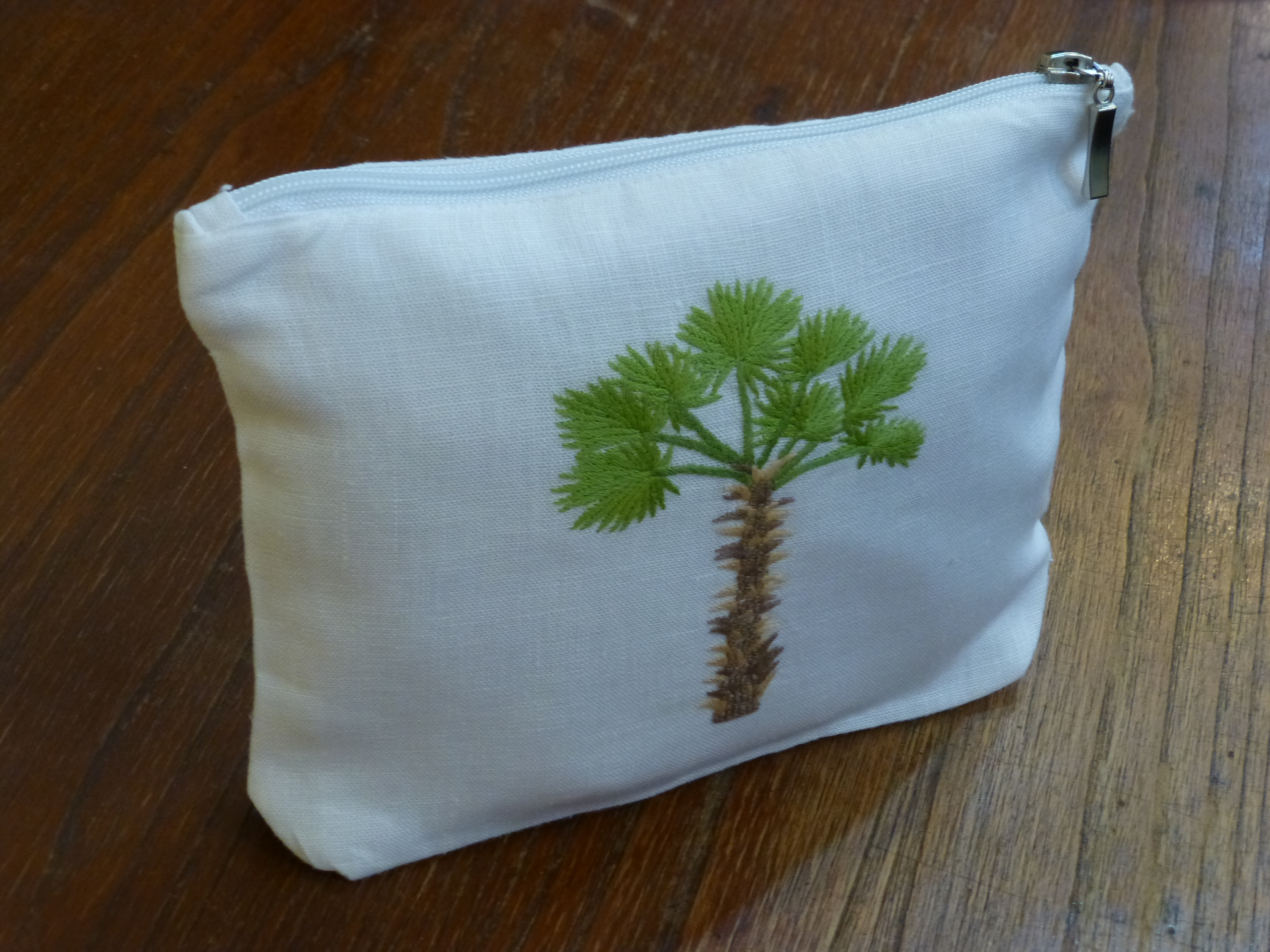 Túi mỹ phẩm thêu tay - Cọ xay gió - Dài 22 x Rộng 15cm x Cao 2.5cm - TRẮNG