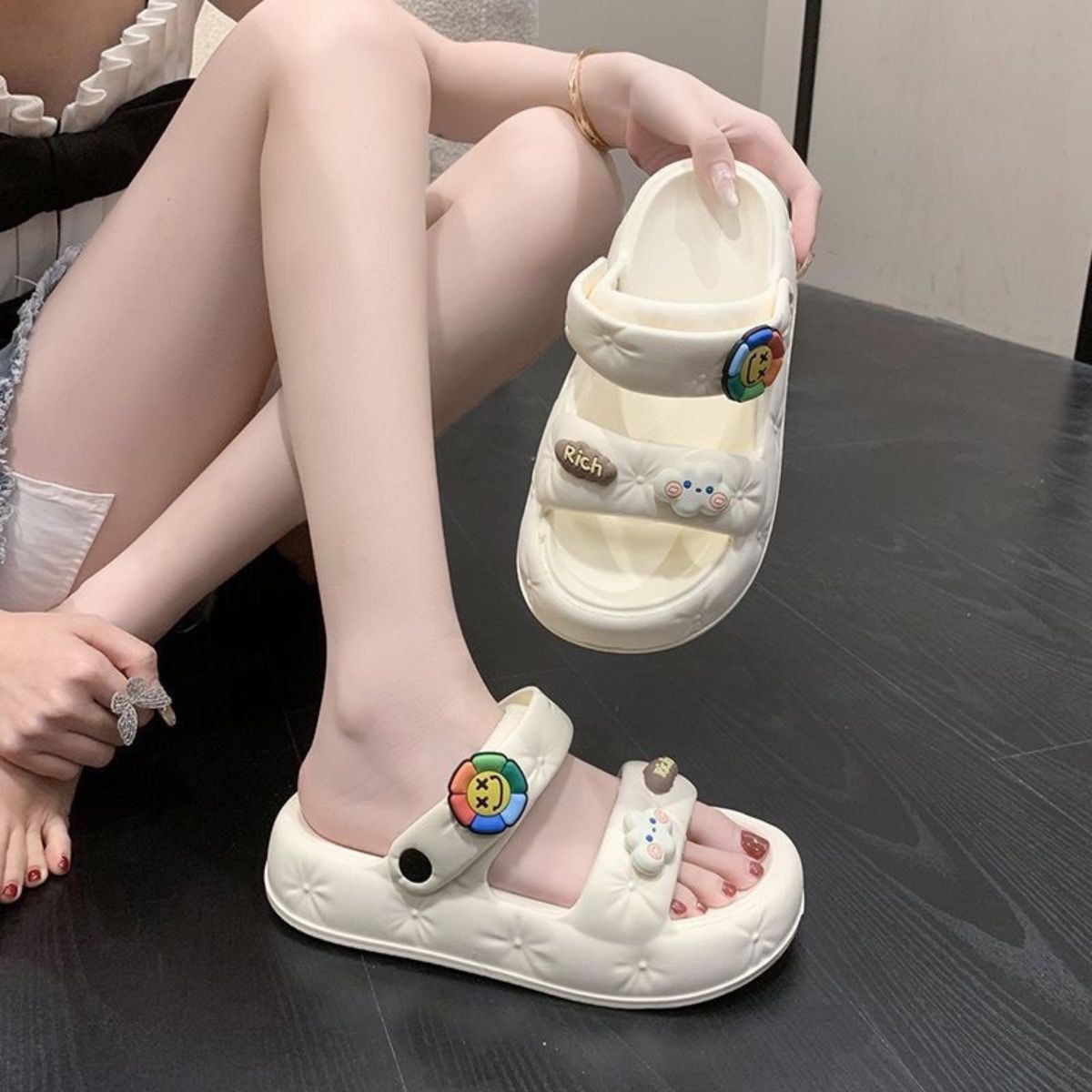 Dép quai hậu - dép sandal siêu nhẹ cho học sinh cute hoa cúc mặt cười D80