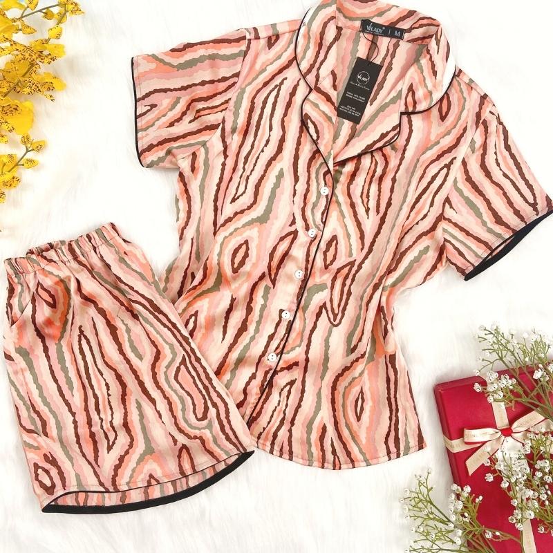 Đồ bộ Pyjama lụa, đồ mặc nhà nữ VILADY - B135 kiểu quần đùi tay cộc họa tiết vằn nâu siêu dễ thương, chất liệu lụa Pháp