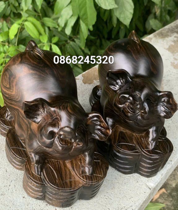 Tượng con heo phong thủy cầu tài lộc bằng gỗ mun hoa kt 20cm