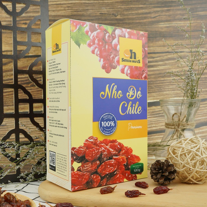 Nho Khô Đỏ SmileNuts Hộp Giấy 500g _ Nhập khẩu trực tiếp từ Chile _ Nho đỏ size Jumbo, quả to, thịt dày, vị ngọt tự nhiên, nho khô hoàn toàn tự nhiên không tẩm đường, không chất bảo quản