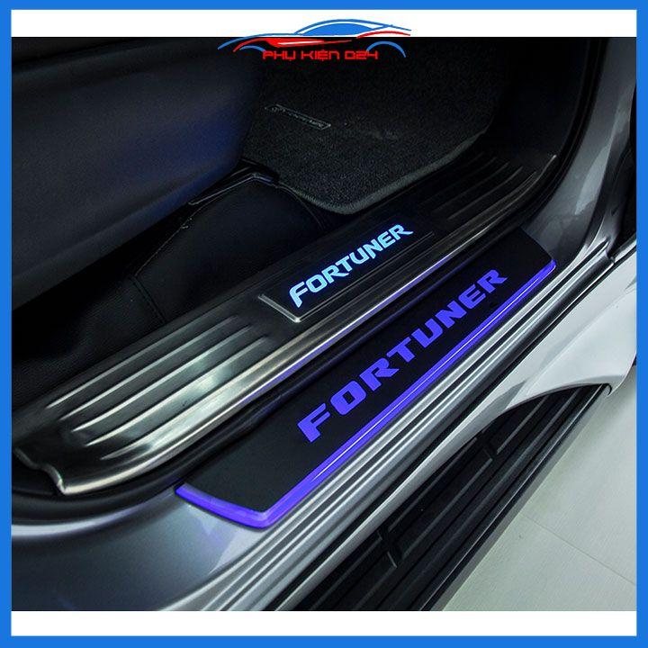 Bộ nẹp bước chân trong Inox Fortuner 2017-2018-2019-2020-2021-2022 có đèn Led chống trầy xước, trang trí xe hơi