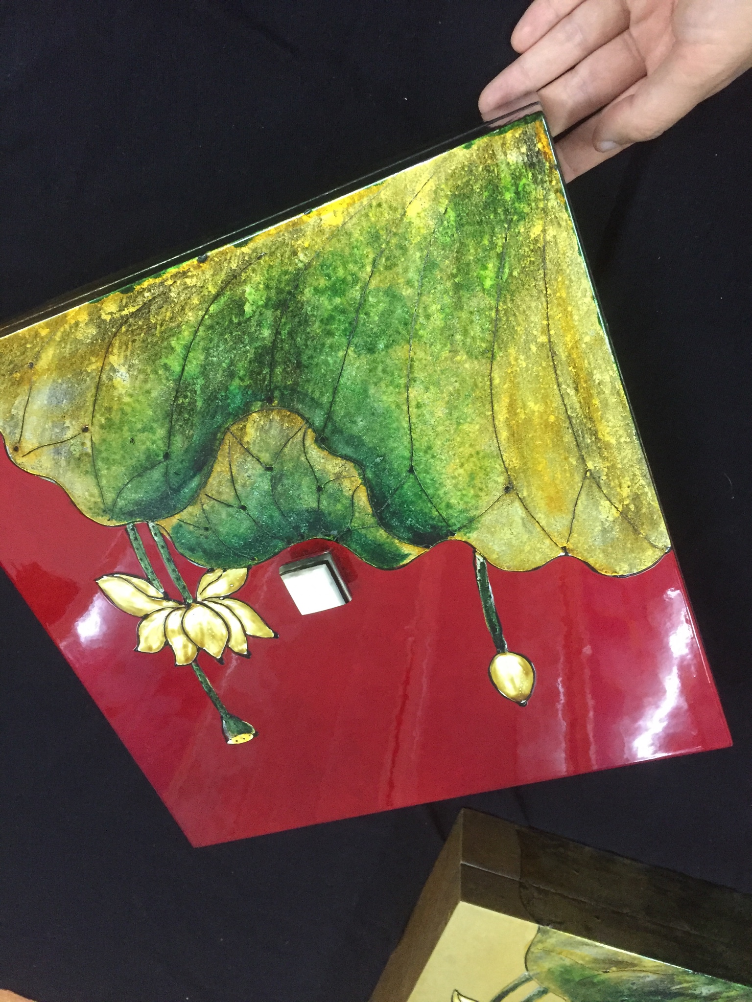 Hộp Mứt Sơn Mài Mỹ Nghệ Vuông 30cm x 30cm -Vẽ hoa sen (hình thật -Sản phẩm làm kỹ )