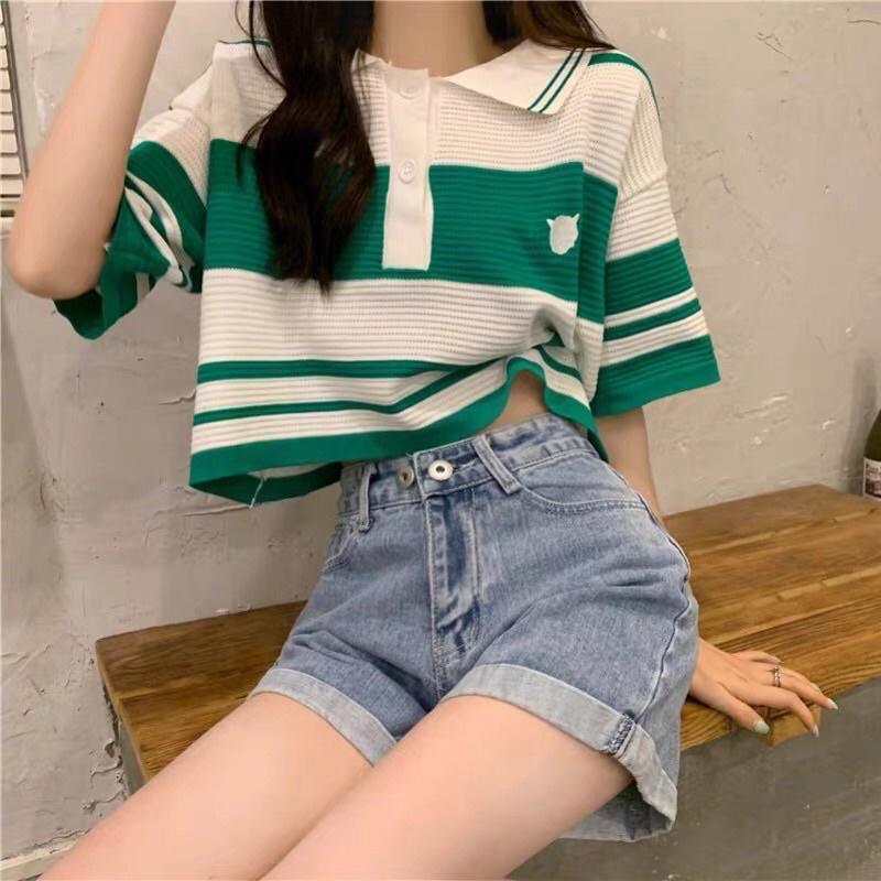 Áo len nữ cộc tay cổ bẻ dáng ngắn suông phối màu kẻ logo thêu trước ngực