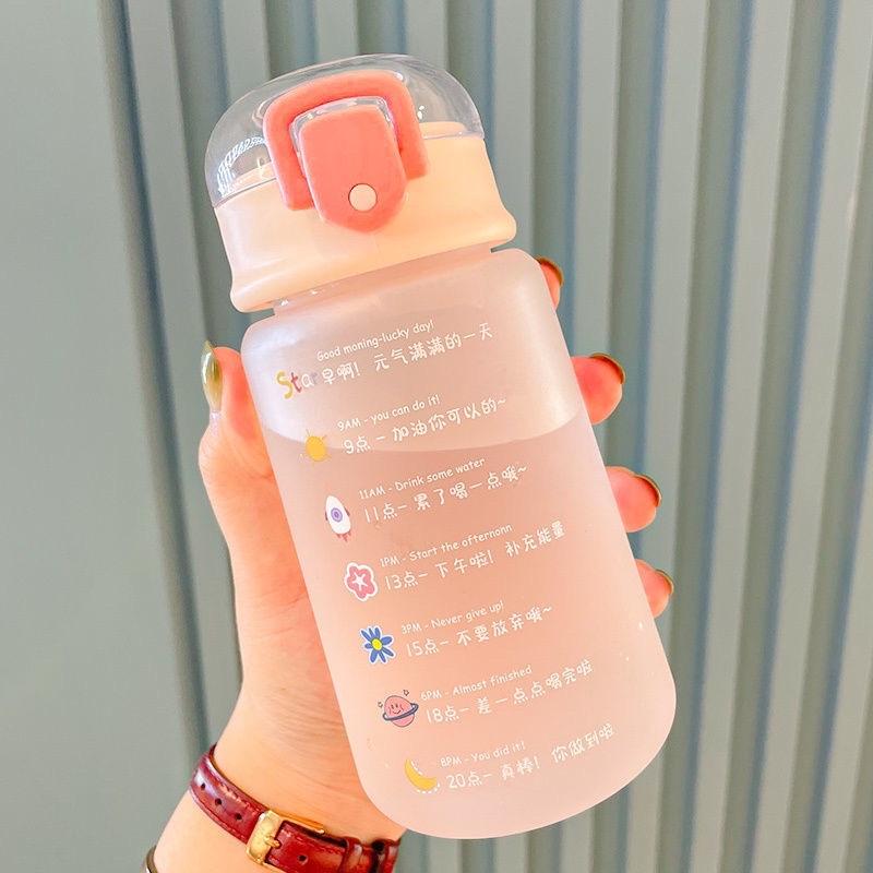Bình đựng nước cute màu PASTEL phong cách Hàn Quốc cho nữ kèm ống hút có vạch báo giờ uống nước 460ml mang theo tiện lợi