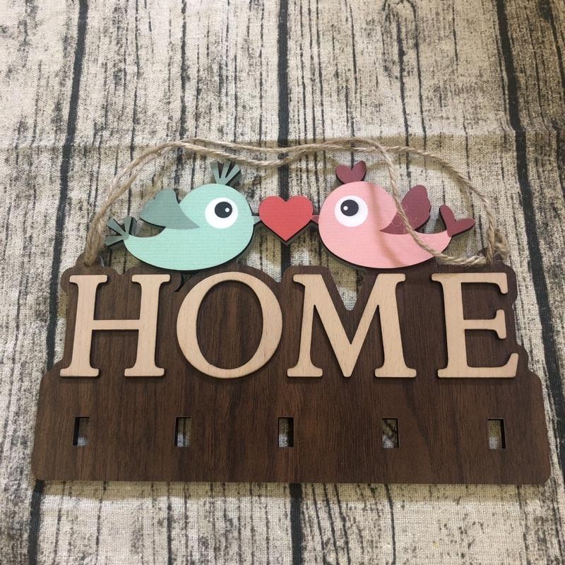 Bảng gỗ đôi chim hạnh phúc có móc treo chìa khoá chữ Home trang trí homestay phòng trọ chất liệu gỗ và vải màu tươi sáng