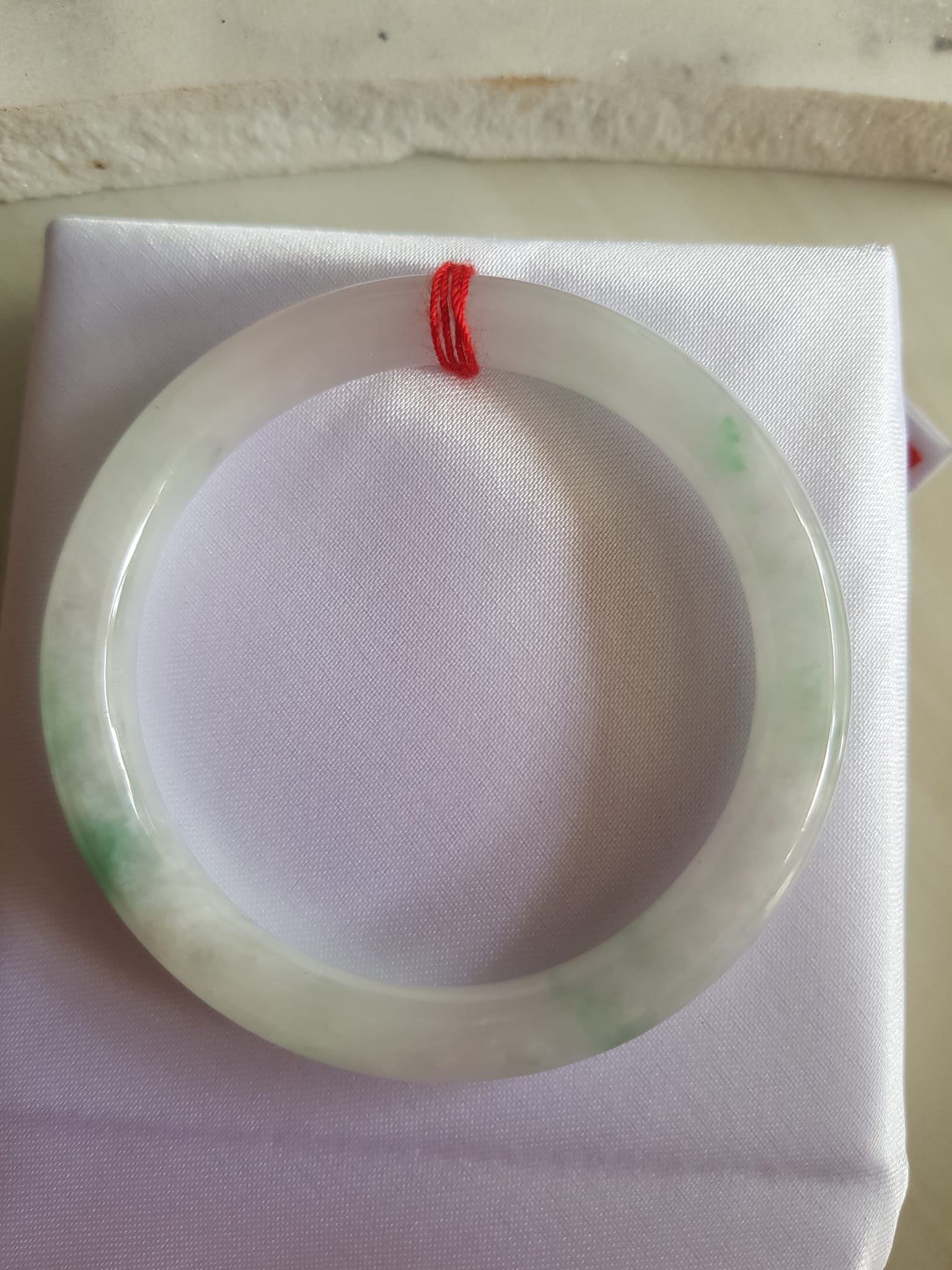 Vòng đeo tay Nữ đá cẩm thạch tự nhiên T Lý Size 49mm x cọng 7mm Màu trắng sáng bóng xanh lý 3 chỗ đều quanh vòng rất đẹp Nữ cân Nặng 40kg-49kg đeo đẹp ạ