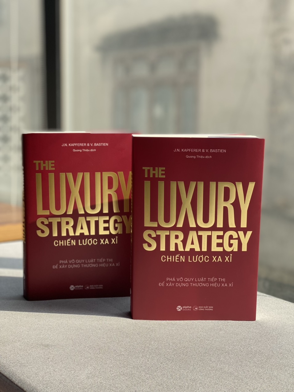 Chiến Lược Xa Xỉ - The Luxury Strategy: Phá Vỡ Quy Luật Tiếp Thị Để Xây Dựng Thương Hiệu Xa Xỉ