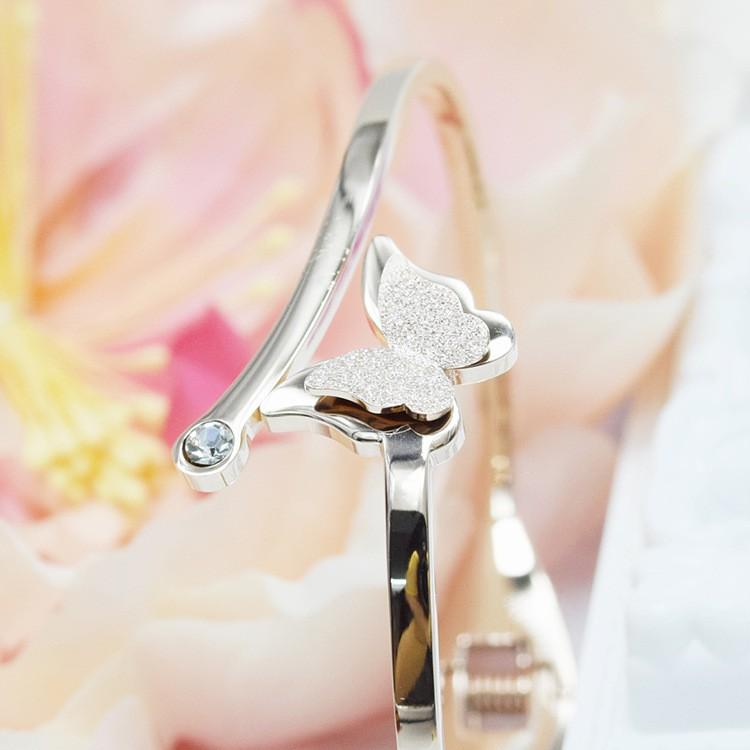 Vòng Tay Bướm Trắng Titanium-Không đen