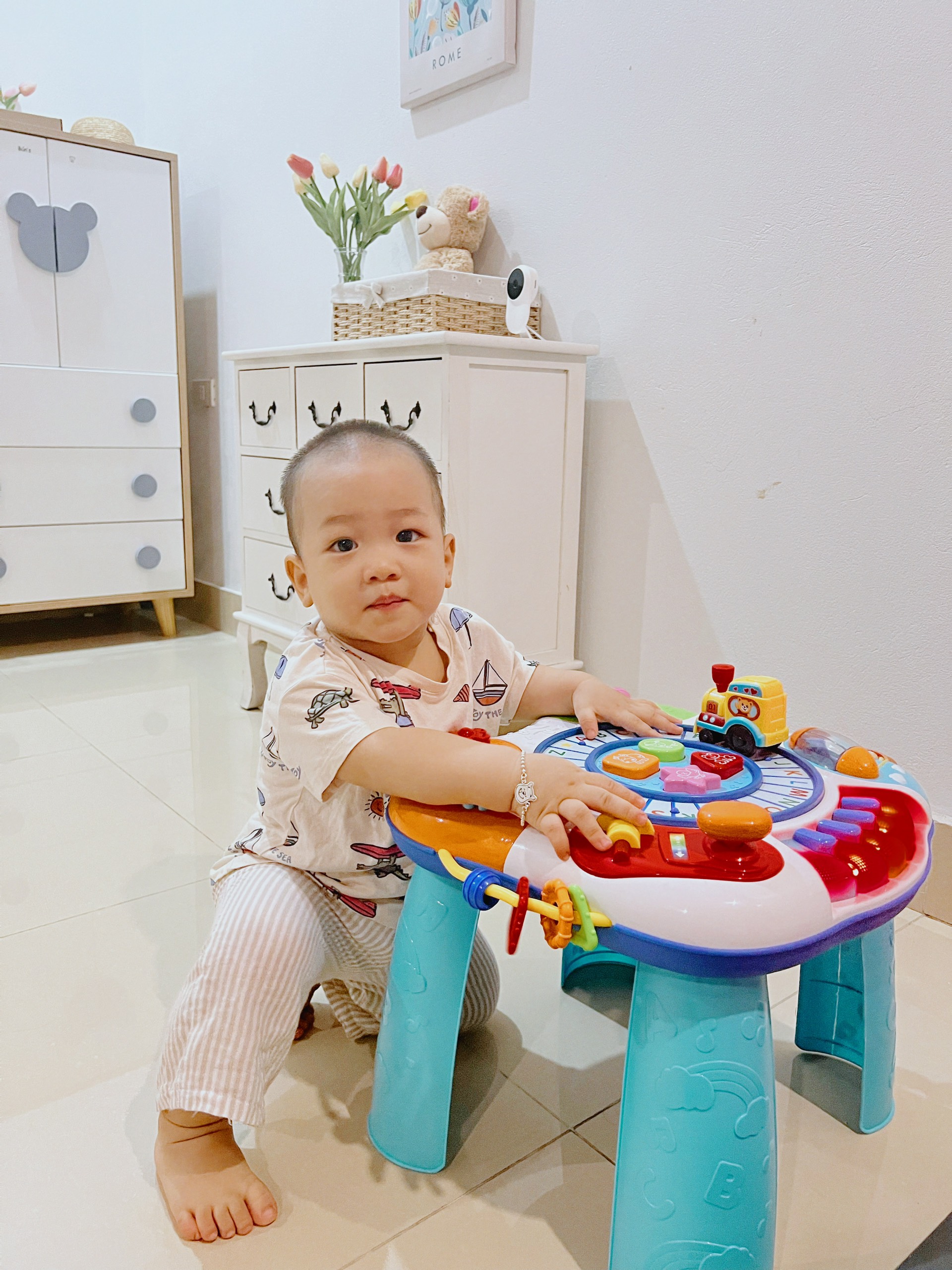 Bàn nhạc đồ chơi tập đứng cho bé học chữ có nhạc bằng nhựa 0801 hiệu Winfun giúp bé vừa chơi vừa học, phát triển kỹ năng