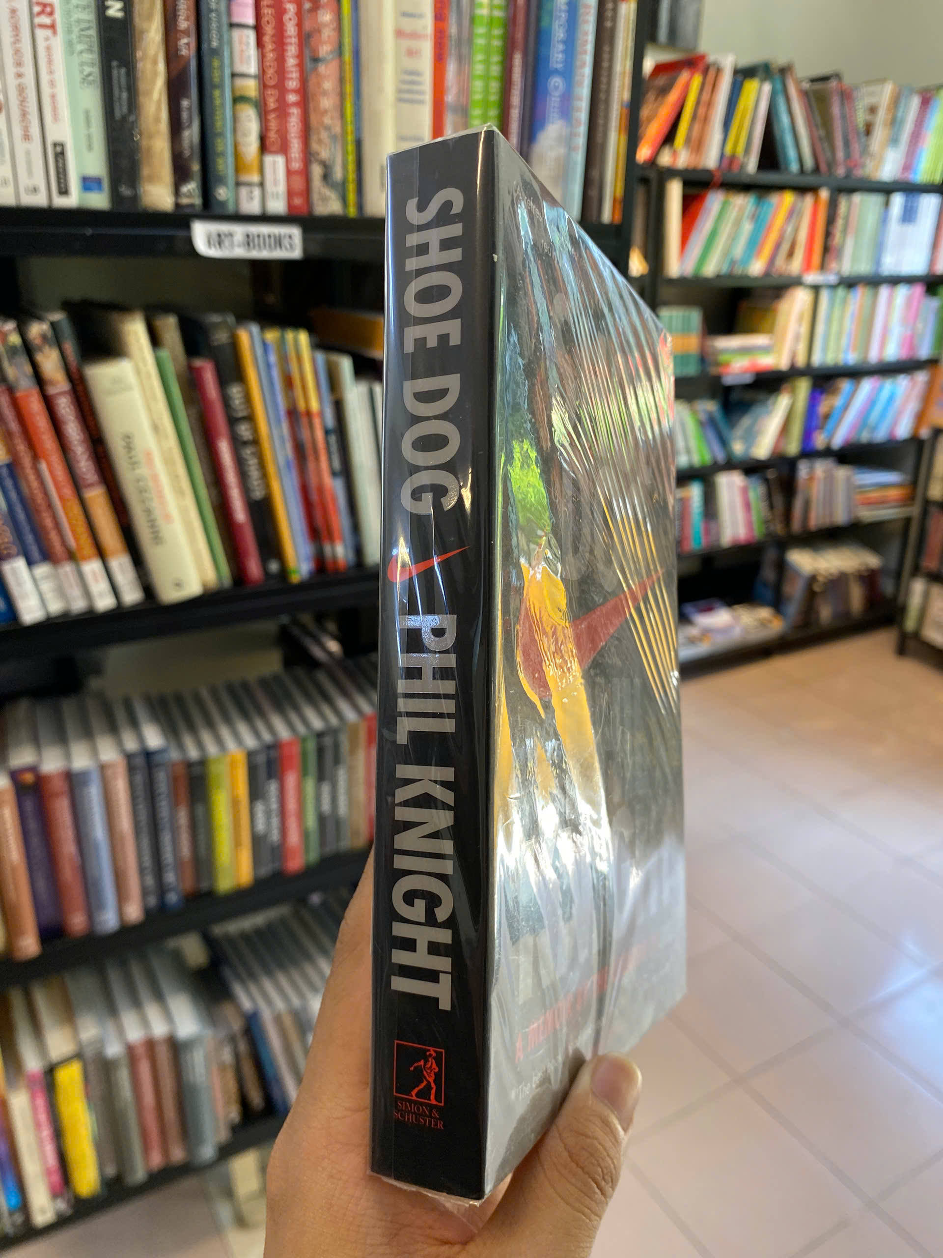 Sách - Shoe Dog: A Memoir by the Creator of Nike - Phil Knight | Business / Memoir / Nonfiction