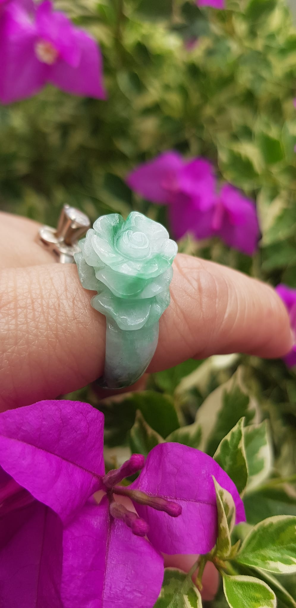 Nhẫn Nữ mới chạm Bông Hồng Nổi đá cẩm thạch tự nhiên Nhẫn màu Xanh trắng rất đẹp Ni 18mm đeo tay xinh lắm ạ