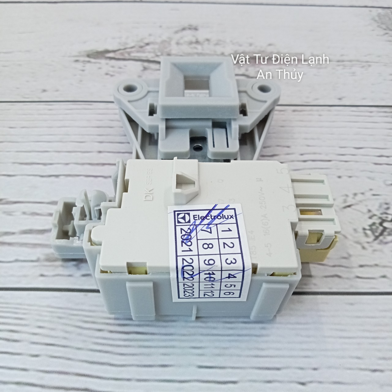 Công tắc khóa cửa máy giặt cho Electrolux 3 chân dẹt 10932, 12942 hàng hãng