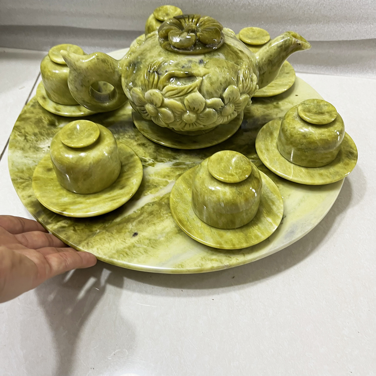 Bộ ấm chén uống nước bằng ngọc serpentine của Việt Nam đường kính khay 32 cm, nặng 5 kg cả bộ