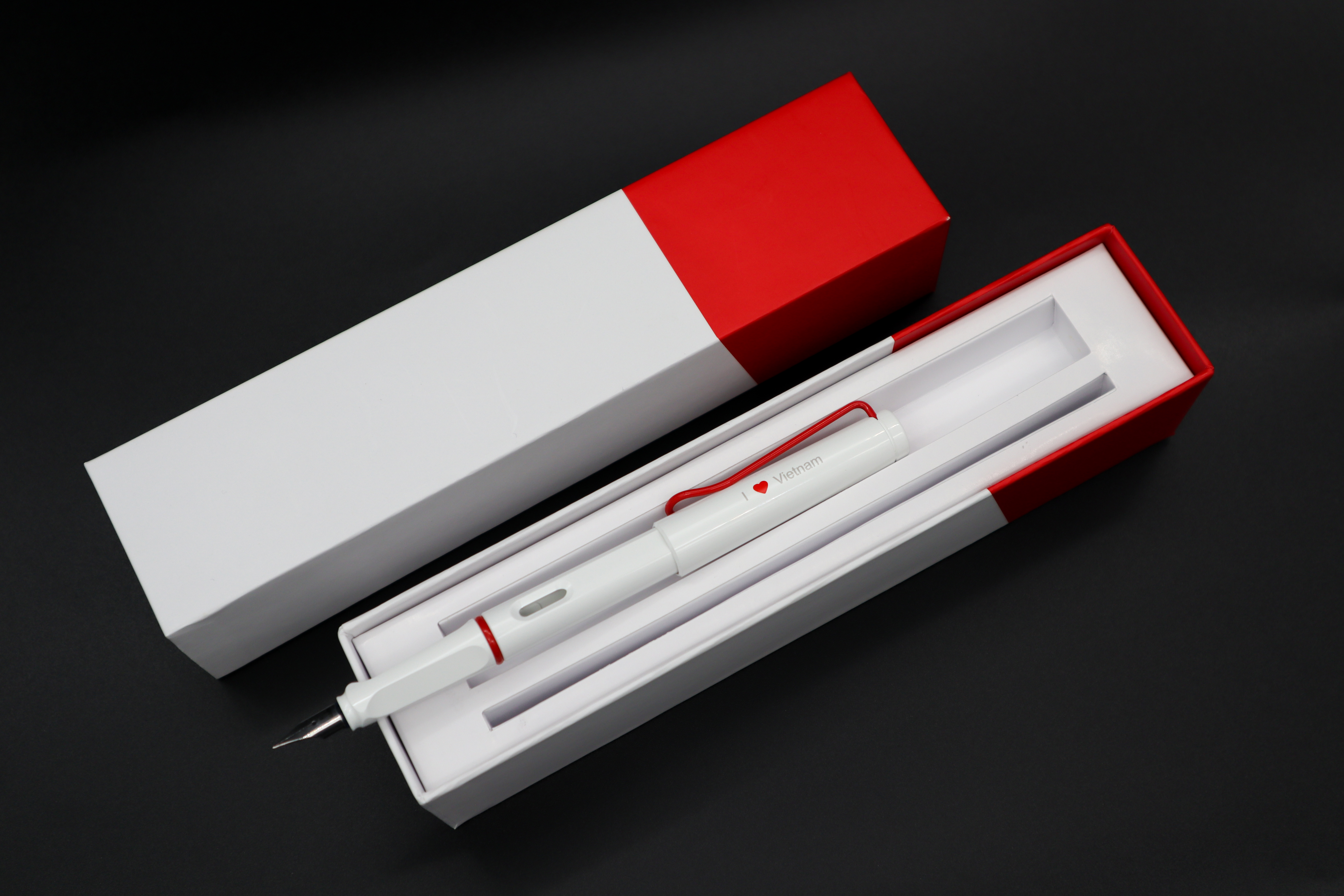 Bút máy LAMY safari white with red clip (LE2021) I love Vietnam