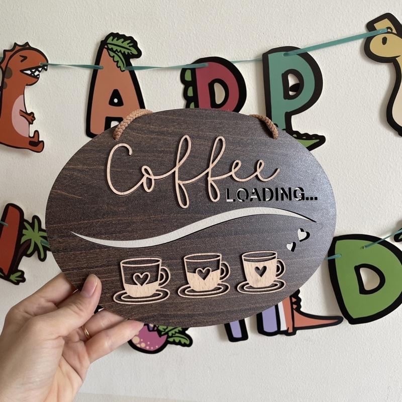 Bảng gỗ Coffee loading treo quán cafe hình 3 ly cafe nền gỗ mộc có dây treo