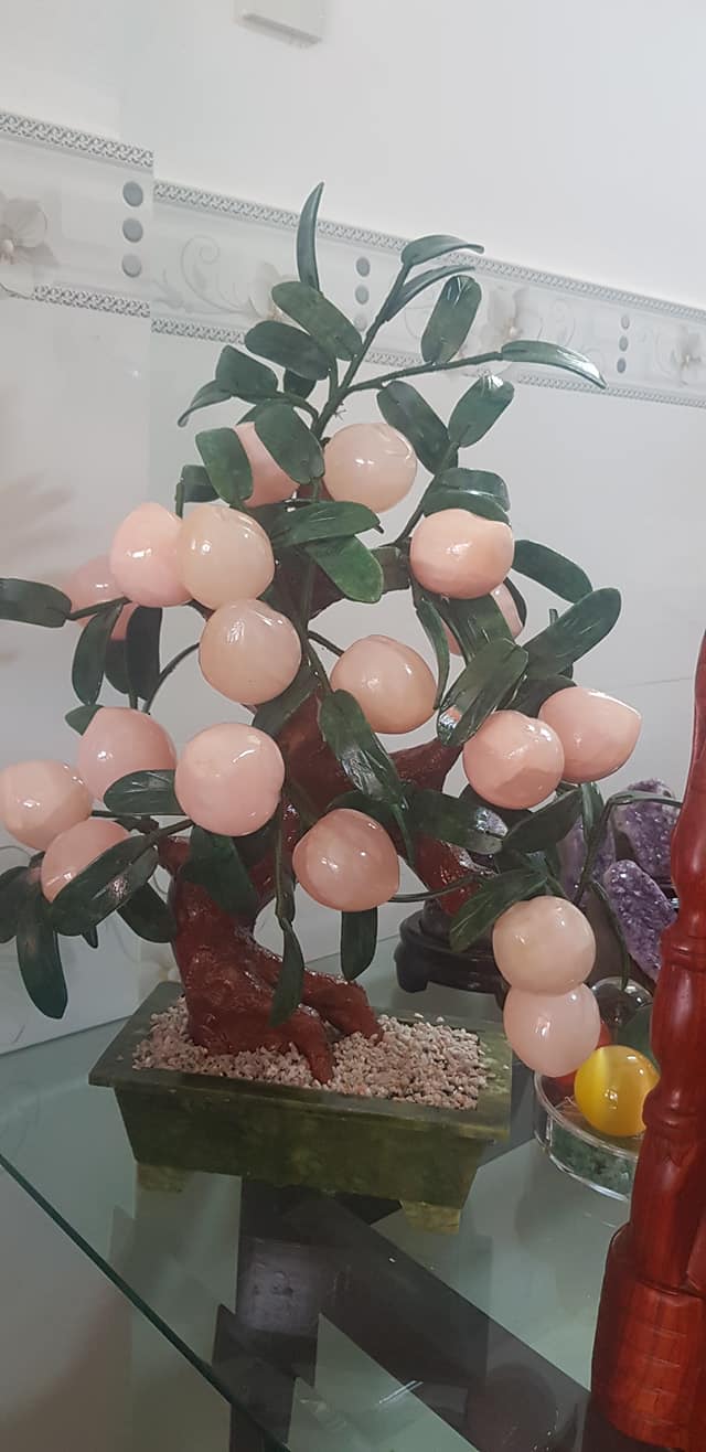 Cây đào đá thạch anh hồng tự nhiên 18 quả to đẹp lắm ạ Kích thước cao 55cm x ngang 42cm x sâu 20cm Anh Chị trưng phòng khách nhà, công ty biểu tượng sự sung túc giàu sang phú quý ạ